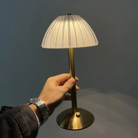 Pilz-LED-Tischleuchte – Ausgewähltes Lichtdesign